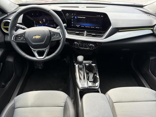 Mosaic Black Metallic 2025 Chevrolet Trax LT