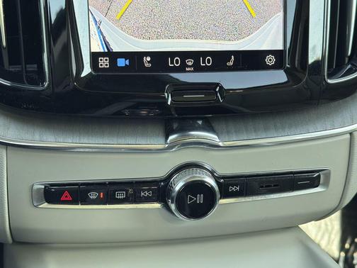 2024 Volvo XC60 Recharge Plug-In Hybrid T8 Ultimate Dark Theme