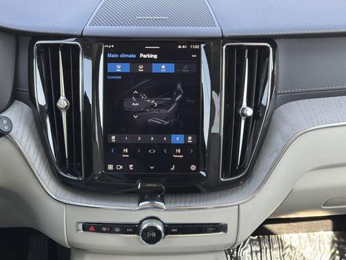 2024 Volvo XC60 Recharge Plug-In Hybrid T8 Ultimate Dark Theme