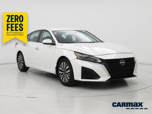 White 2023 Nissan Altima SV