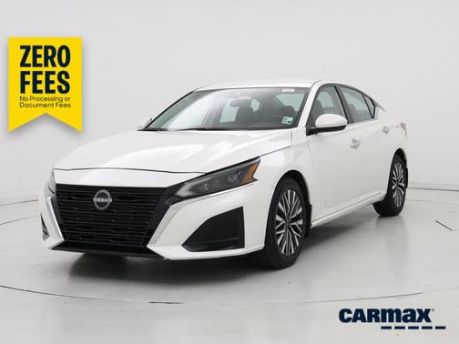 White 2023 Nissan Altima SV