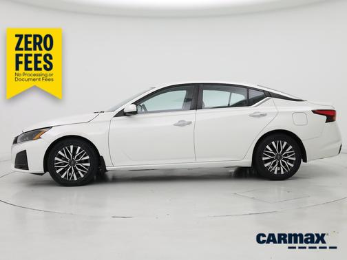 White 2023 Nissan Altima SV