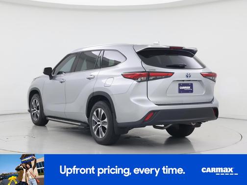Silver 2022 Toyota Highlander Hybrid XLE