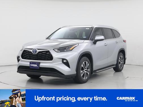 Silver 2022 Toyota Highlander Hybrid XLE