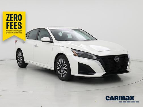 White 2023 Nissan Altima SV