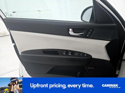 White 2017 Kia Optima Hybrid EX