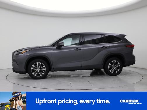 Gray 2022 Toyota Highlander Hybrid XLE