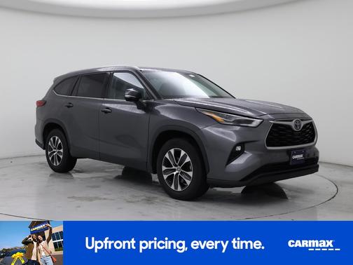 Gray 2022 Toyota Highlander Hybrid XLE
