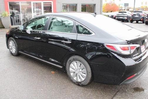 2017 Hyundai SONATA Hybrid SE