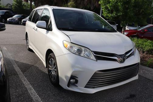 2020 Toyota Sienna XLE