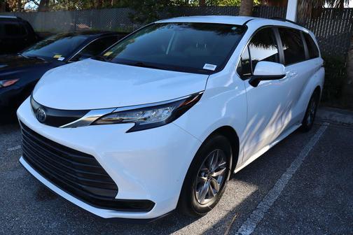 2022 Toyota Sienna LE