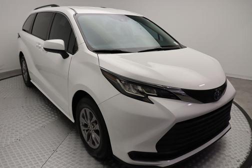 2022 Toyota Sienna LE