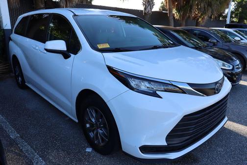 2022 Toyota Sienna LE