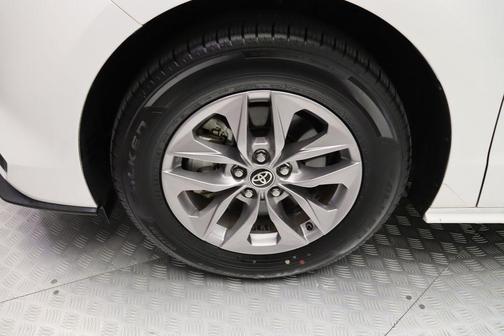 2022 Toyota Sienna LE