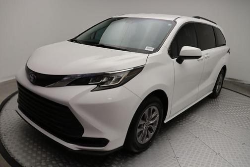 2022 Toyota Sienna LE