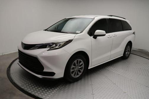 2022 Toyota Sienna LE