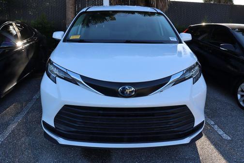 2022 Toyota Sienna LE