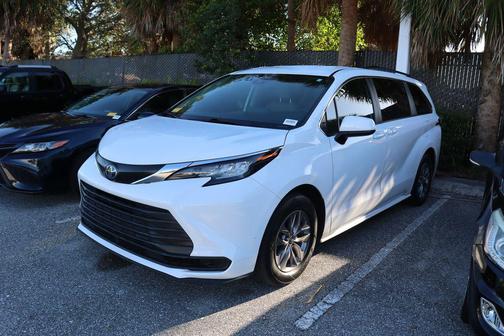 2022 Toyota Sienna LE