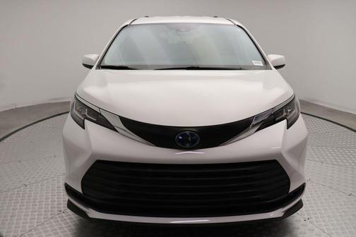 2022 Toyota Sienna LE