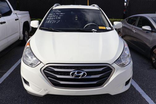 Cotton White 2011 Hyundai TUCSON GLS