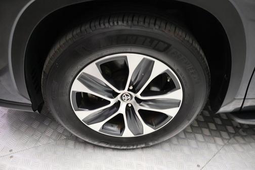Magnetic Gray Metallic 2021 Toyota Highlander Hybrid XLE