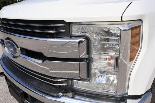 Oxford White 2018 Ford F-250 Lariat