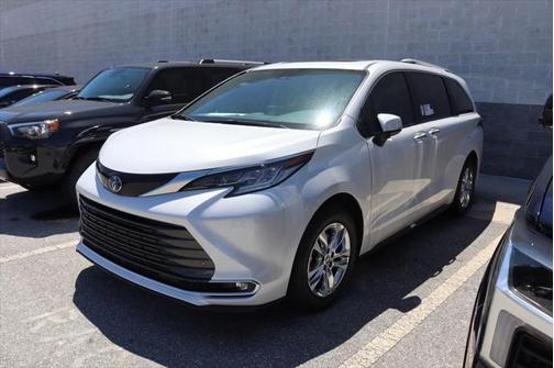 2024 Toyota Sienna XLE 8 Passenger