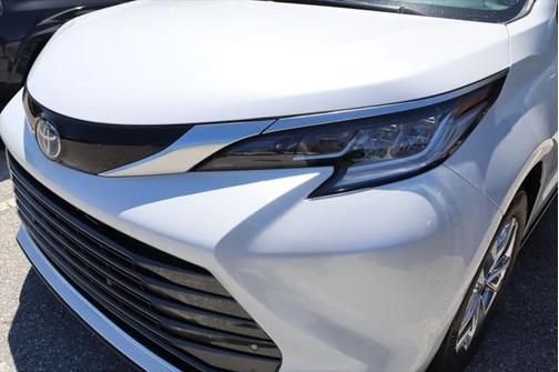 2024 Toyota Sienna XLE 8 Passenger