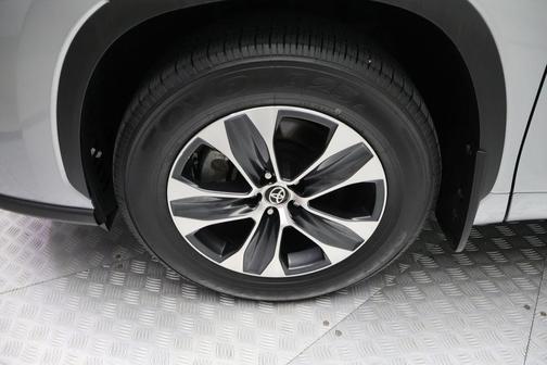 Celestial Silver Metallic 2024 Toyota Highlander Hybrid XLE