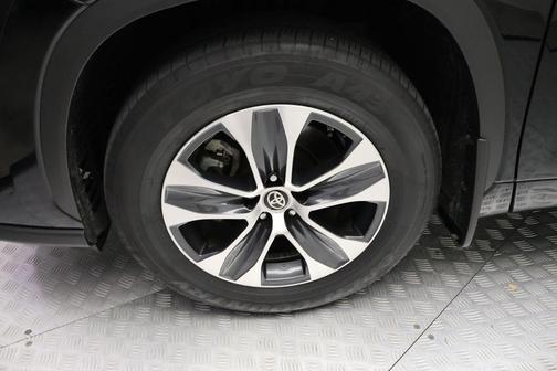 Midnight Black Metallic 2024 Toyota Highlander XLE