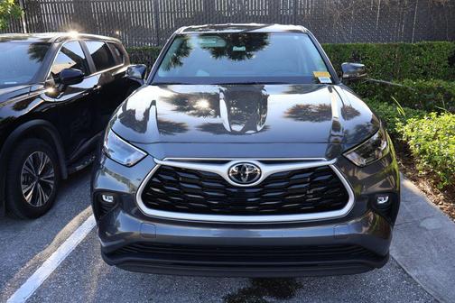 Magnetic Gray Metallic 2025 Toyota Highlander LE
