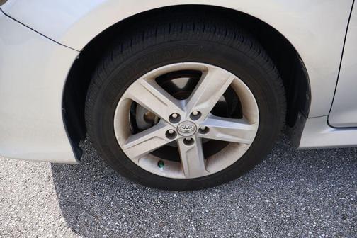 Classic Silver Metallic 2012 Toyota Camry SE