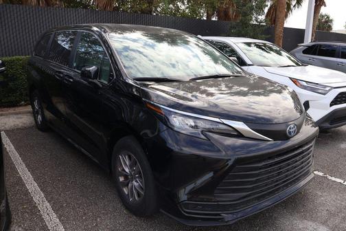 2025 Toyota Sienna LE