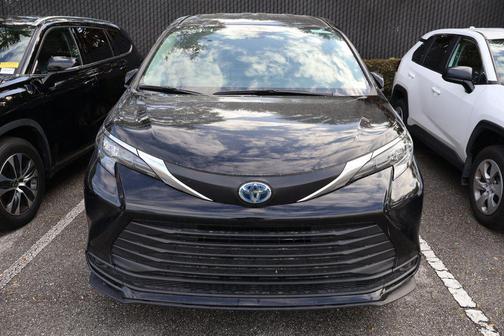 2025 Toyota Sienna LE