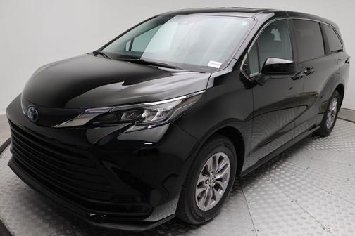 2025 Toyota Sienna LE