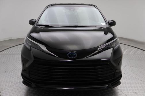 2025 Toyota Sienna LE