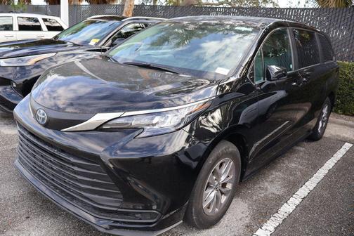 2025 Toyota Sienna LE