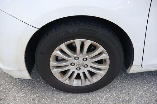 Super White 2012 Toyota Sienna XLE