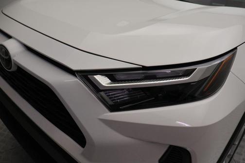 Ice Cap 2025 Toyota RAV4 LE