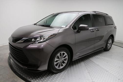 2024 Toyota Sienna LE