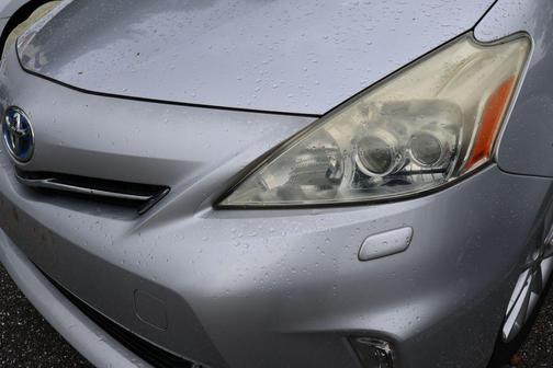 2014 Toyota Prius v Five