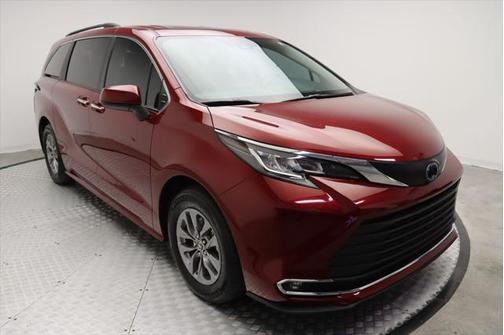 2023 Toyota Sienna XLE 8 Passenger