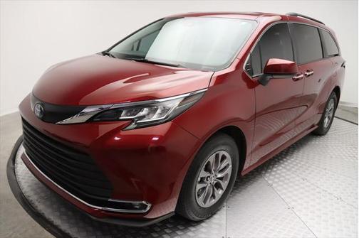 2023 Toyota Sienna XLE 8 Passenger