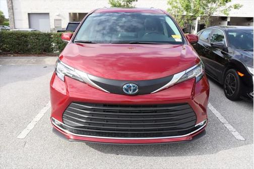 2023 Toyota Sienna XLE 8 Passenger