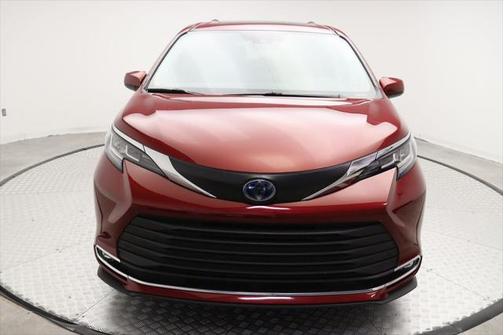 2023 Toyota Sienna XLE 8 Passenger