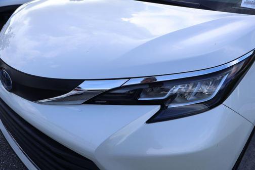 Blizzard Pearl 2021 Toyota Sienna XLE 8 Passenger