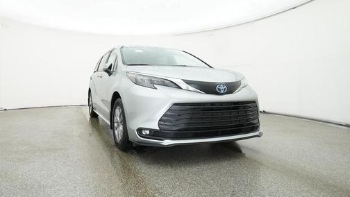2025 Toyota Sienna XLE 8 Passenger