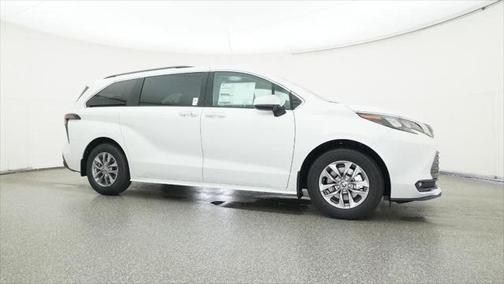 2025 Toyota Sienna XLE 8 Passenger