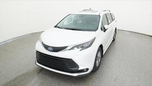 2025 Toyota Sienna XLE 8 Passenger