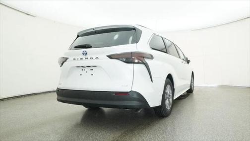 2025 Toyota Sienna XLE 8 Passenger